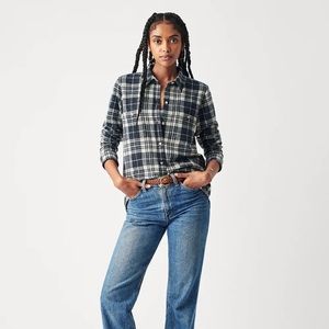 Women’s XXL Faherty Legend Sweater Shirt.